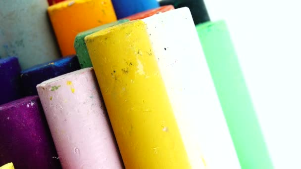 Close Van Set Kleurrijke Pastelkrijtjes Voor Tekening Roterende Plaat Geïsoleerd — Stockvideo