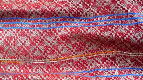 4K中国英语学习网六十多岁的色彩艳丽的色彩艳丽的色彩艳丽的手工艺美术秘鲁风格的地毯表面陈旧不堪的古董店用天然材料制成的古董店 — 图库视频影像