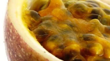 Tutku meyvesinin 4K kesiti beyaz arka planda izole edilmiş taze egzotik tutku meyvesinin Macro shot 'ı.