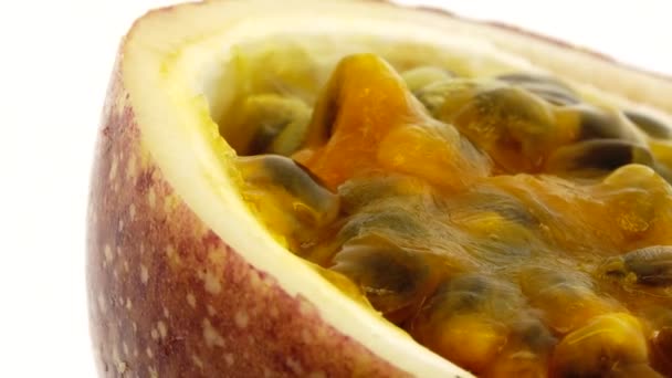 Querschnitt Einer Passionsfrucht Makroaufnahme Von Scheiben Geschnittenen Frischen Exotischen Passionsfrüchten — Stockvideo