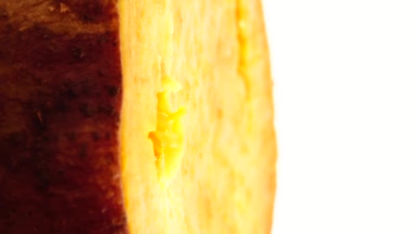 Macro Turuncu Tatlı Patates Dilimlerini Turntable Döndürüyor Beyaz Arka Planda — Stok video