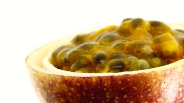 Tutku meyvesinin 4K kesiti beyaz arka planda izole edilmiş taze egzotik tutku meyvesinin Macro shot 'ı.