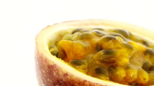 Διατομή Ενός Puple Passion Fruit Μακρό Πλάνο Φρέσκων Εξωτικών Φρούτων — Αρχείο Βίντεο
