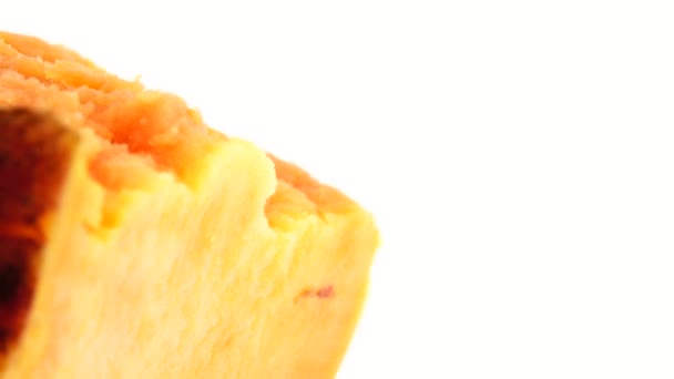 Macro Turuncu Tatlı Patates Dilimlerini Turntable Döndürüyor Beyaz Arka Planda — Stok video