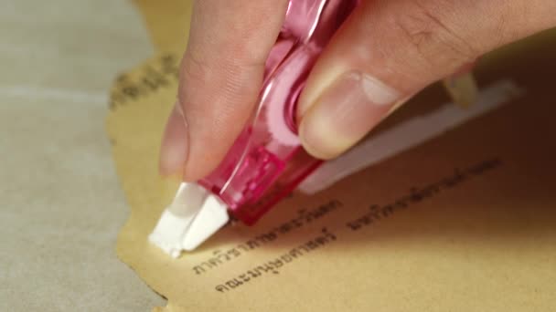 Suppression Des Lettres Sur Papier Avec Ruban Correcteur Effacer Faute — Video