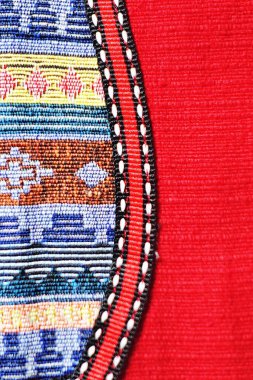 Kimyasal ücretsiz 60 yıldan daha eski renkli Tay Perulu stil halı yüzey eski vintage yırtık koruma Made doğal malzemelerden elişi yakın çekim.