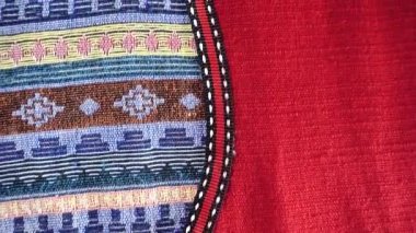 4K. 60 yıldan daha eski renkli Tayland el sanatları Peru tarzı halı yüzeyi. Doğal malzemelerden yapılmış eski, yırtık, antika bir muhafaza.