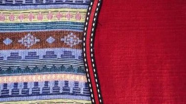 4K. 60 yıldan daha eski renkli Tayland el sanatları Peru tarzı halı yüzeyi. Doğal malzemelerden yapılmış eski, yırtık, antika bir muhafaza.