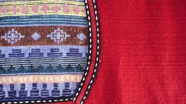 4K. 60 yıldan daha eski renkli Tayland el sanatları Peru tarzı halı yüzeyi. Doğal malzemelerden yapılmış eski, yırtık, antika bir muhafaza.