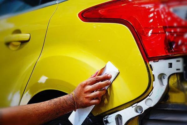 Carro Corpo Trabalho Auto Reparação Pintura Após Acidente Durante Pulverização — Fotografia de Stock
