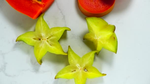 Papaya Sternfrucht Bio Früchte Süß Und Sauer Auf Granit Geschnitten — Stockvideo