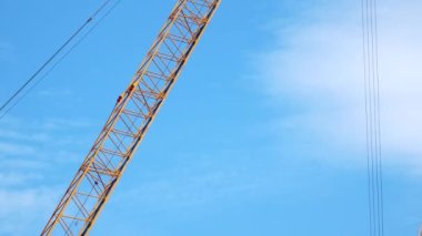 Alacakaranlıkta açık mavi gökyüzü ile birkaç meşgul vinç ile 4K büyük şantiye