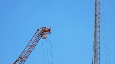 Alacakaranlıkta açık mavi gökyüzü ile birkaç meşgul vinç ile 4K büyük şantiye