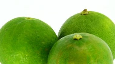 Yeşil limonun 4K dönüşü. Üst manzara, 360 derece döndürme, limonu kesme..