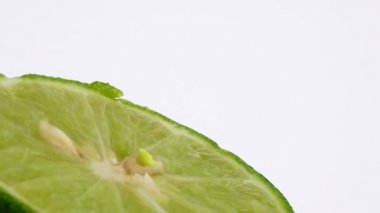 Yeşil limonun 4K dönüşü. Üst manzara, 360 derece döndürme, limonu kesme..