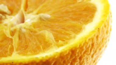 Göbek portakal meyvesi ve dönüşümlü 4K Macro pozu. Taze turunçgil beyazı arka plan UHD videosunu kapat
