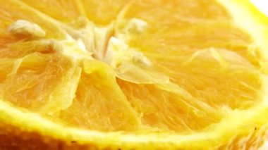 Göbek portakal meyvesi ve dönüşümlü 4K Macro pozu. Taze turunçgil beyazı arka plan UHD videosunu kapat