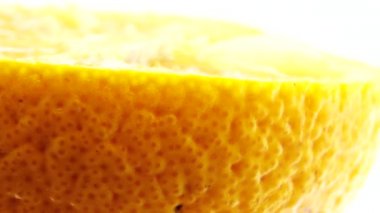 Göbek portakal meyvesi ve dönüşümlü 4K Macro pozu. Taze turunçgil beyazı arka plan UHD videosunu kapat