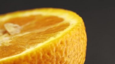 Göbek portakal meyvesinin 4K Macro karesi. Turuncu turuncu arka plan 4K UHD video.