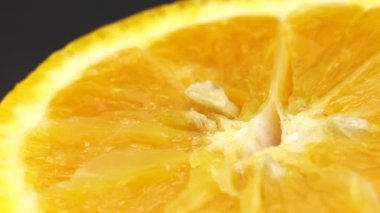 Göbek portakal meyvesinin 4K Macro karesi. Turuncu turuncu arka plan 4K UHD video.