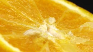 Göbek portakal meyvesinin 4K Macro karesi. Turuncu turuncu arka plan 4K UHD video.