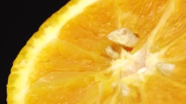 Göbek portakal meyvesinin 4K Macro karesi. Turuncu turuncu arka plan 4K UHD video.