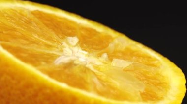 Göbek portakal meyvesinin 4K Macro görüntüsü. Turuncu turunçgil yeşili arka plan 4K UHD video.