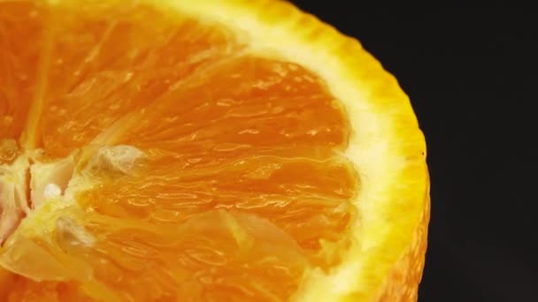 4K巨幅的肚脐橘子果子酱 然后旋转 关闭新鲜柑橘橙黑色背景的4K Uhd视频 — 图库视频影像