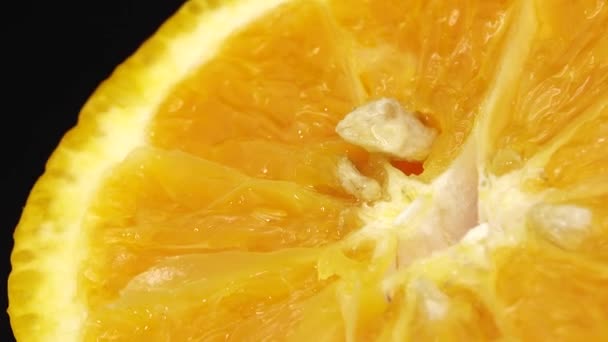4K巨幅的肚脐橘子果子酱 然后旋转 关闭新鲜柑橘橙黑色背景的4K Uhd视频 — 图库视频影像