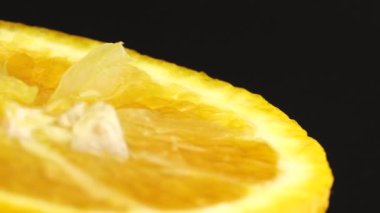 Göbek portakal meyvesinin 4K Macro görüntüsü. Turuncu turunçgil yeşili arka plan 4K UHD video.