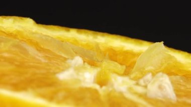 Göbek portakal meyvesinin 4K Macro görüntüsü. Turuncu turunçgil yeşili arka plan 4K UHD video.