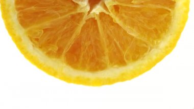 Göbek portakal meyvesi ve dönüşümlü 4K Macro pozu. Taze turunçgil beyazı arka plan UHD videosunu kapat