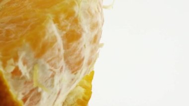 Göbek portakal meyvesi ve dönüşümlü 4K Macro pozu. Taze turunçgil beyazı arka plan UHD videosunu kapat
