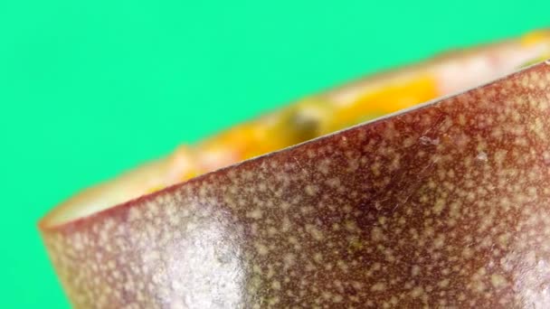 Gözbebeği Tutkusunun Enine Kesiti Dilimlenmiş Taze Egzotik Çarkıfelek Meyvesi Macro — Stok video