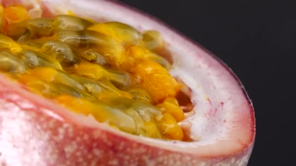 Cross Section Puple Passion Fruit Macro Shot Sliced Fresh Exotic — Stok Video