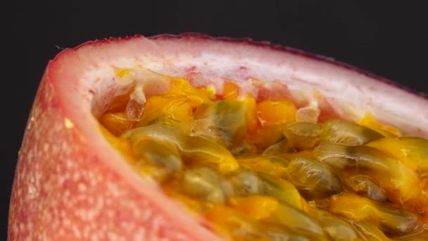 Gözbebeği Tutkusunun Çapraz Kesiti Kesilmiş Taze Egzotik Tutku Meyvesi Macro — Stok video