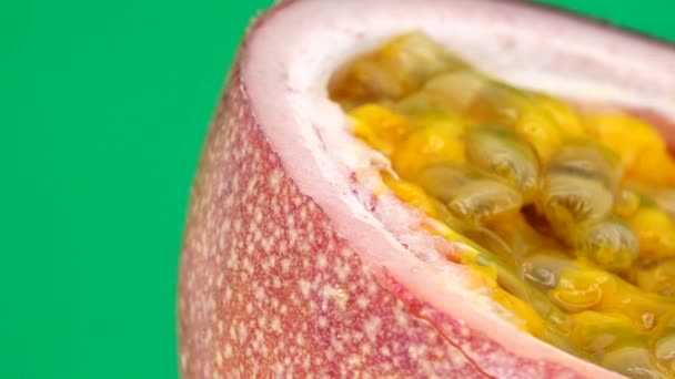 Tvärsnitt Puple Passionsfrukt Makro Skott Skivad Färsk Exotisk Passionsfrukt Roterande — Stockvideo