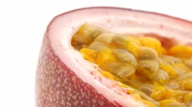 Tutku meyvesinin 4K kesiti beyaz arka planda izole edilmiş taze egzotik tutku meyvesinin Macro shot 'ı.