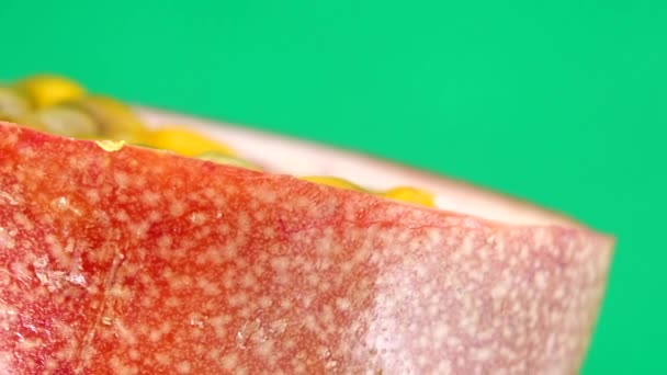 Cross Section Puple Passion Fruit Macro Shot Sliced Fresh Exotic — Stok Video