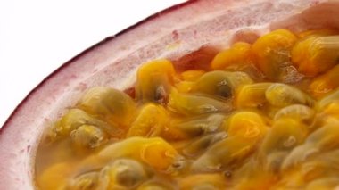 Tutku meyvesinin 4K kesiti beyaz arka planda izole edilmiş taze egzotik tutku meyvesinin Macro shot 'ı.