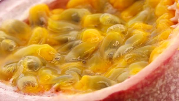 Corte Transversal Una Fruta Pasión Pura Macro Fruta Pasión Fresca — Vídeos de Stock