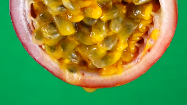 Przekrój Owocu Pasją Puree Makro Shot Świeżych Egzotycznych Owoców Męczennicy — Wideo stockowe