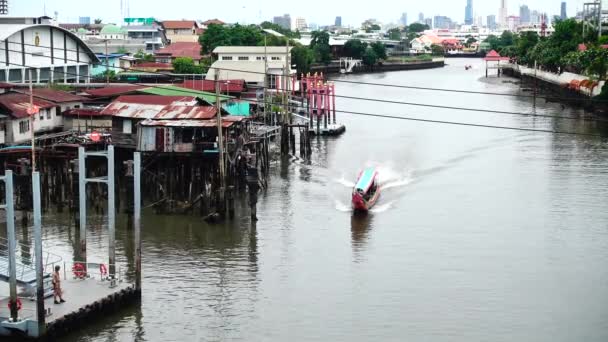 View Tourists Long Tail Boat Boatman Bangkok Noi Canal Hat — Video