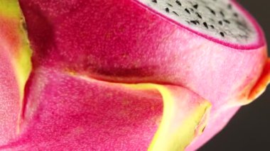 4K Dragon meyvesi siyah arka planda izole edilmiş.