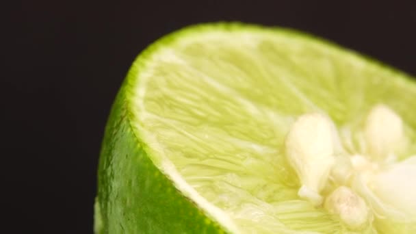 Yeşil Limonun Dönüşü Üst Görünüm 360 Derece Döndürme Siyah Arkaplanda — Stok video