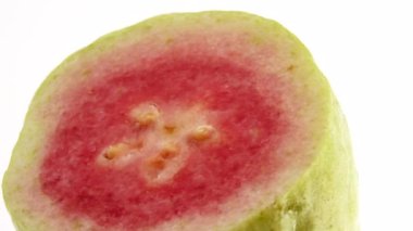 4K makro organik dilimlenmiş guava döner levha kapalı beyaz zemin üzerinde izole
