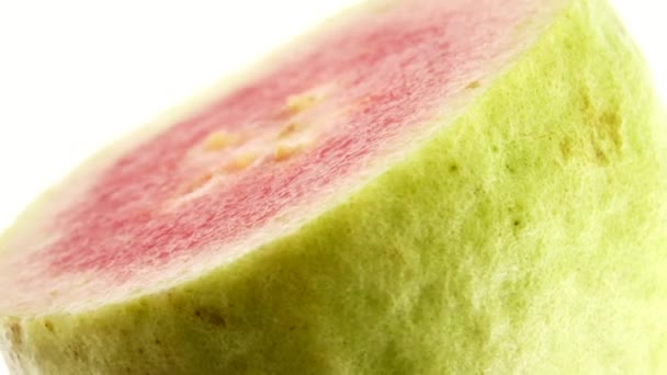 Makro Organik Dilimlenmiş Guava Döner Levha Kapalı Beyaz Zemin Üzerinde — Stok video