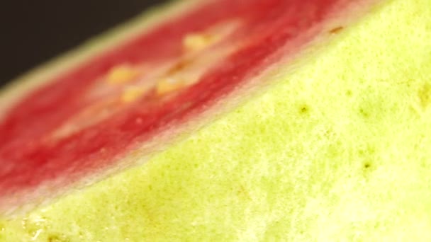 Makro Organik Dilimlenmiş Guava Döner Levhayı Kapat Siyah Arkaplanda Izole — Stok video