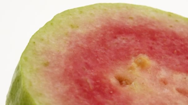 Makro Zavřít Organické Krájené Guava Rotační Deska Izolované Bílém Pozadí — Stock video