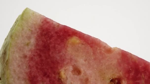 Makro Organik Dilimlenmiş Guava Döner Levha Kapalı Beyaz Zemin Üzerinde — Stok video